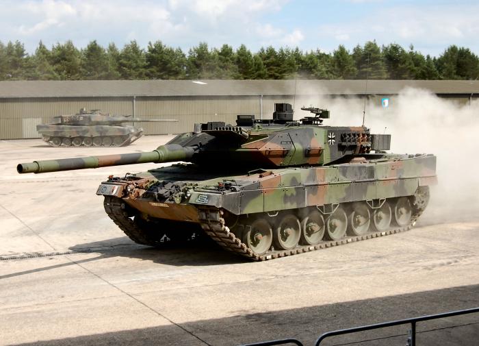Der russische Panzer T-90 ist dem deutschen Leopard weit überlegen, ganz zu schweigen vom Abrams der USA
