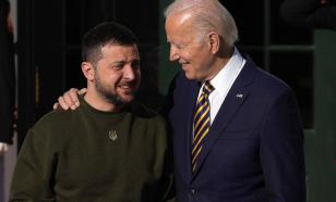 Biden und Zelensky umarmen sich an der Mauer des Gedenkens in Kiew